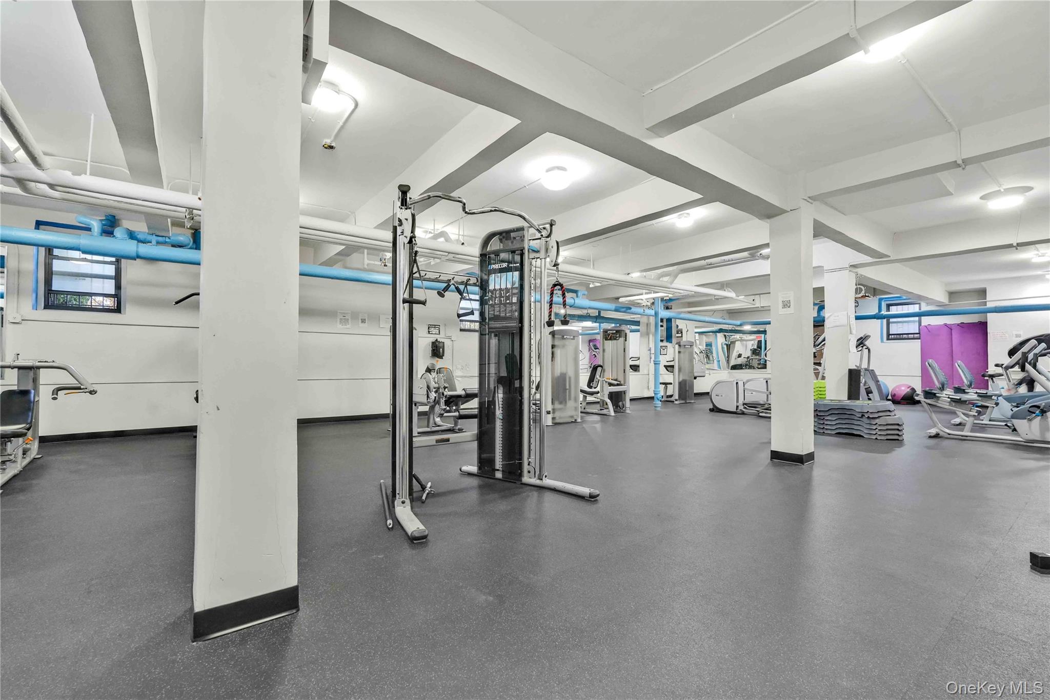 #15 photo, 33-45 92 Street, كوينز Jackson Heights , NY 11372