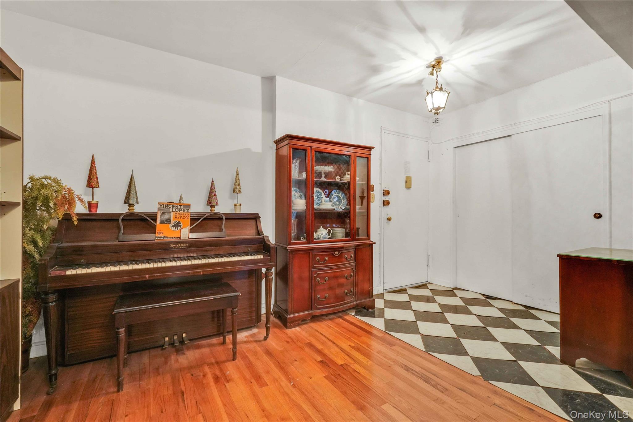 #5 photo, 33-45 92 Street, كوينز Jackson Heights , NY 11372