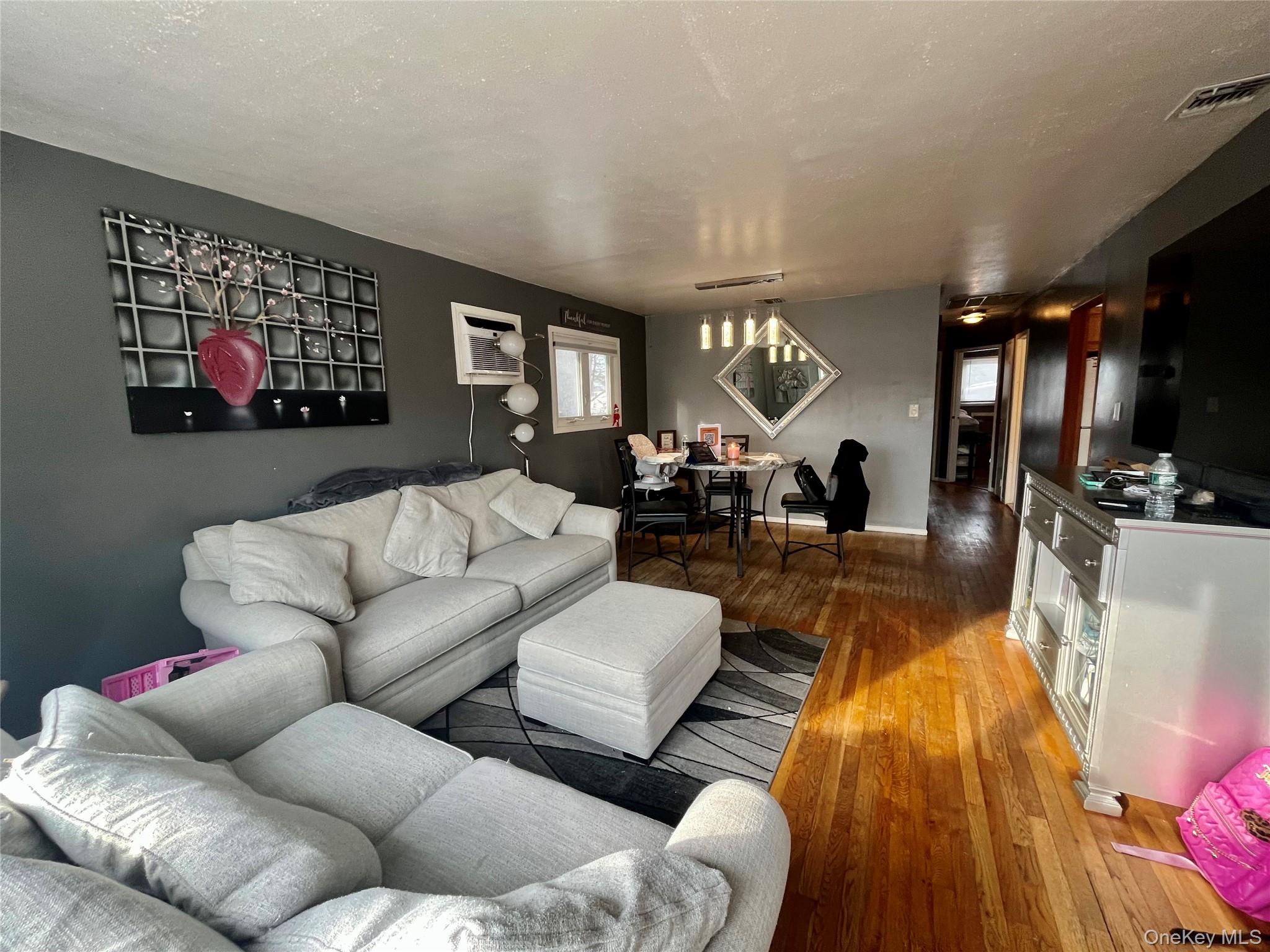 #4 photo, 45 Amsterdam Avenue, West Babylon , NY 11704