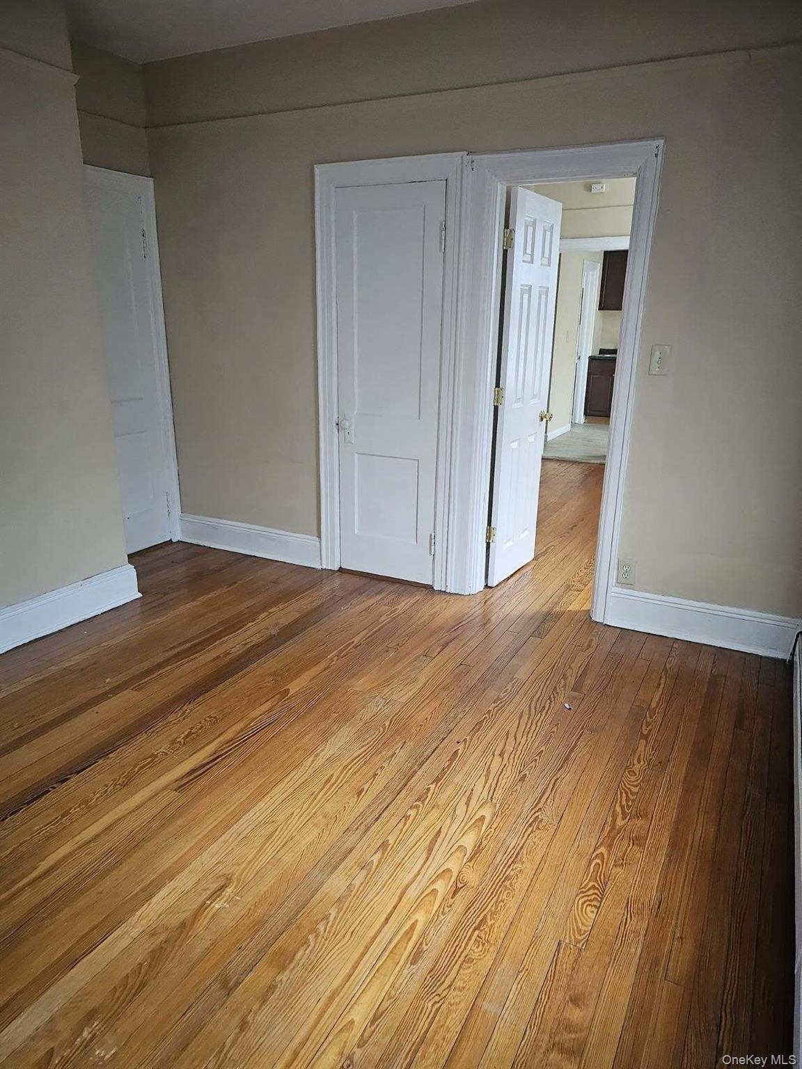 #4 photo, 556 Broadway, नासाउ काउंटी Carle Place , NY 11514