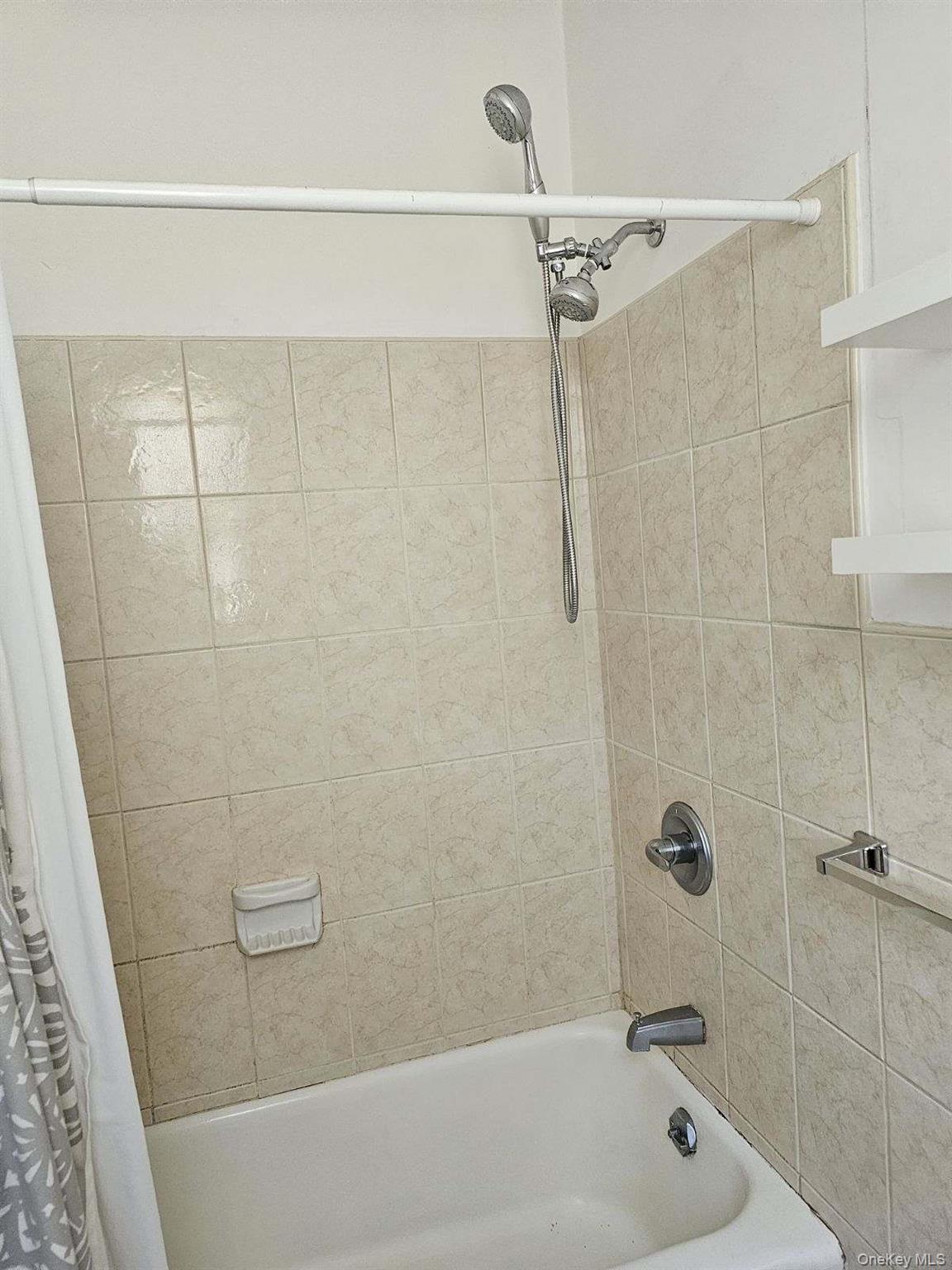 #7 photo, 556 Broadway, नासाउ काउंटी Carle Place , NY 11514