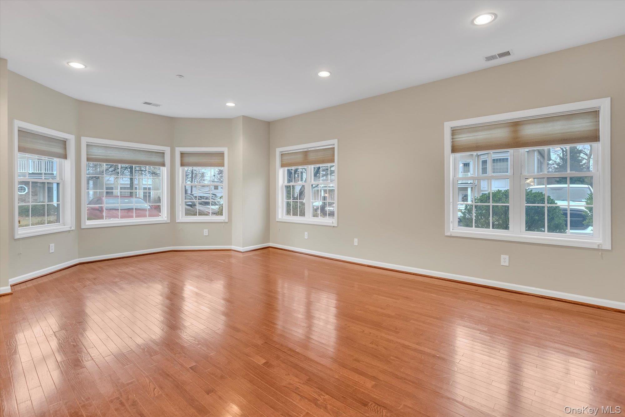 #3 photo, 119 Autumn Drive, 長島 Plainview , NY 11803