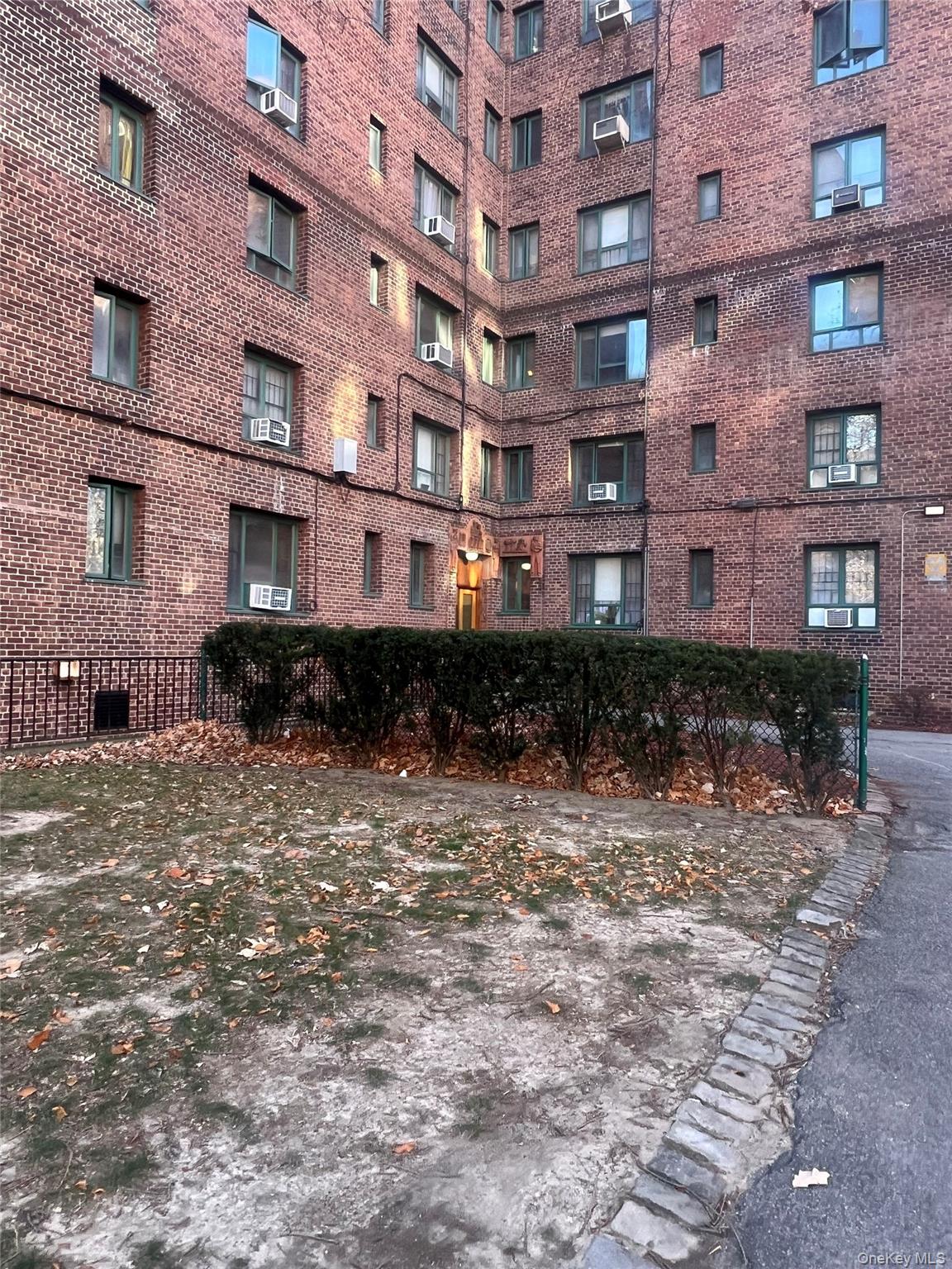 #18 photo, 2055 Saint Raymond Ave, Bronx , NY 10462