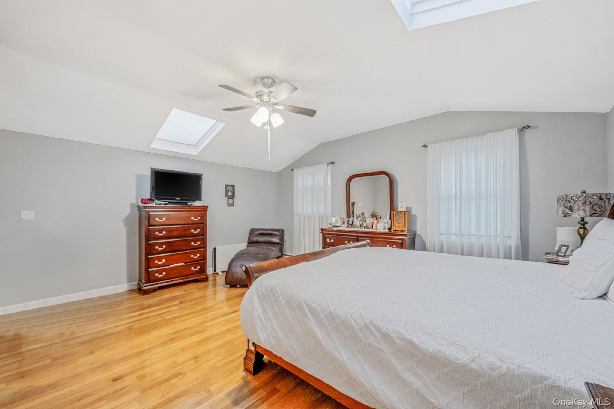 #19 photo, 38 Farm Lane, ناسو Levittown , NY 11756