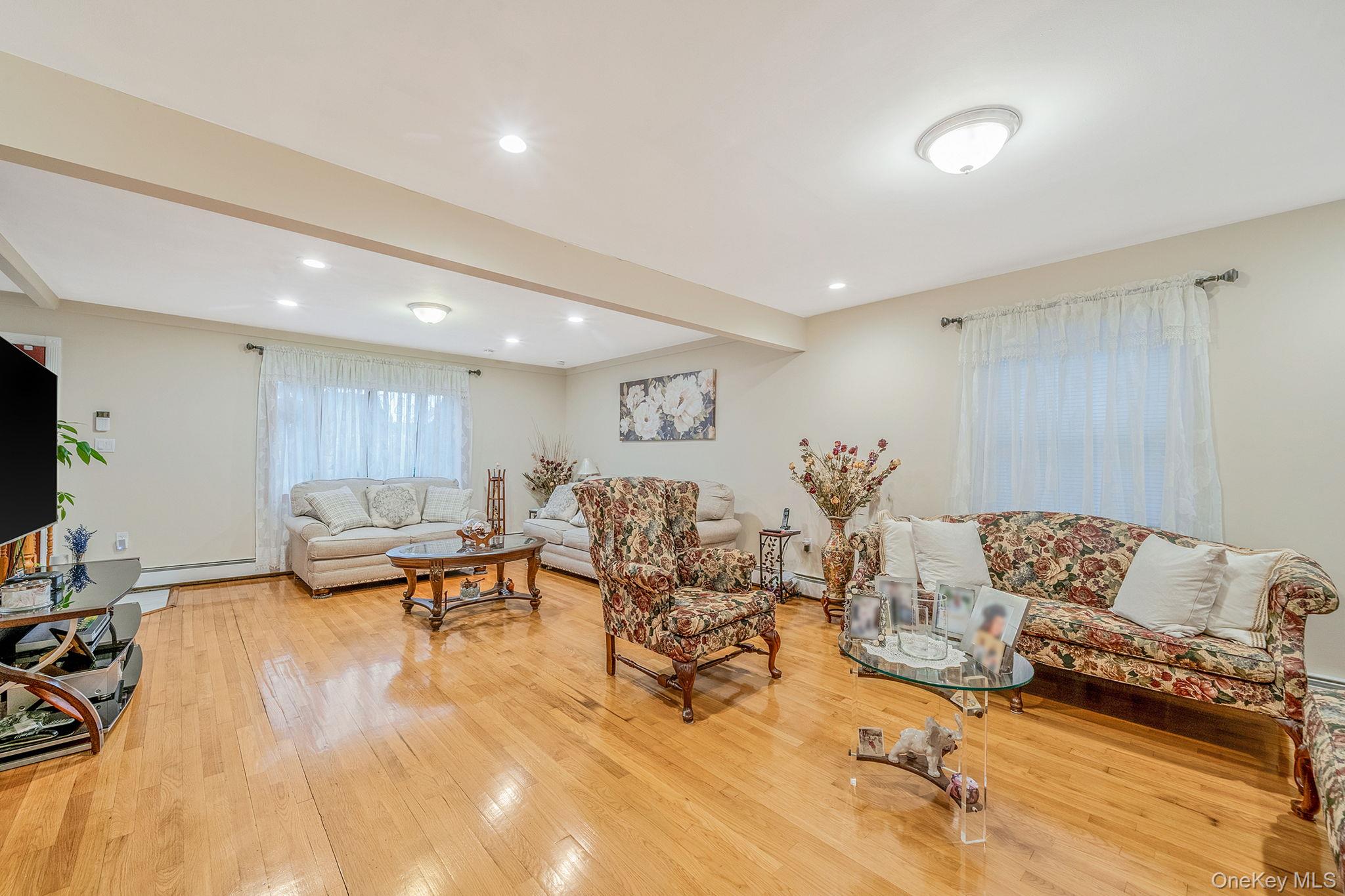 #8 photo, 38 Farm Lane, ناسو Levittown , NY 11756