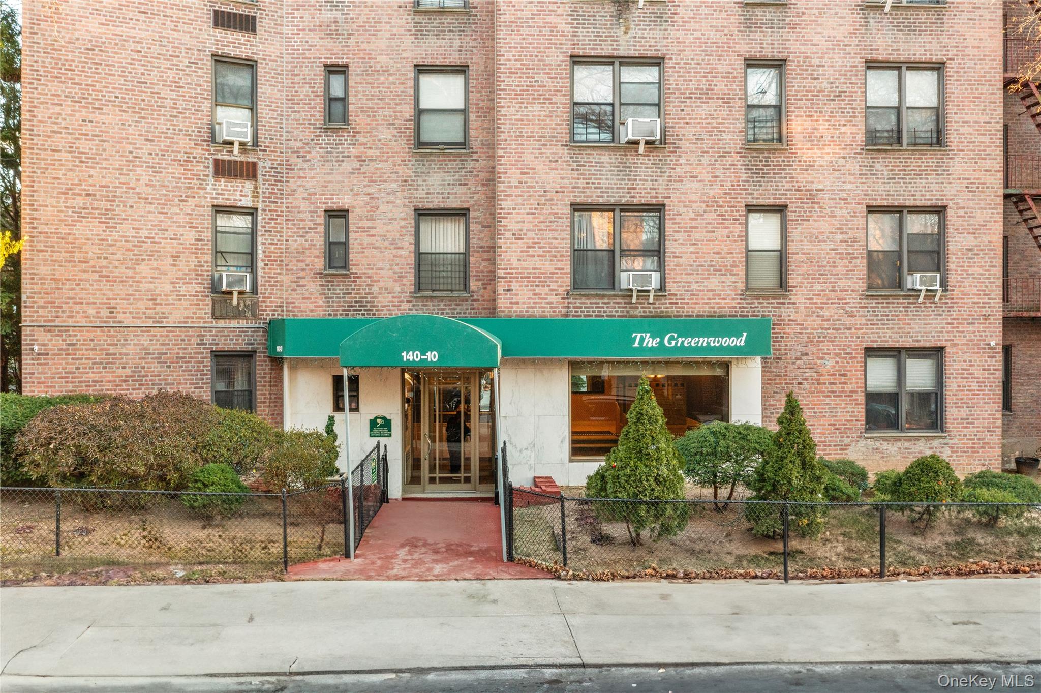 #1 photo, 140-10 84th Drive, Куинс ‖ Briarwood , NY 11435