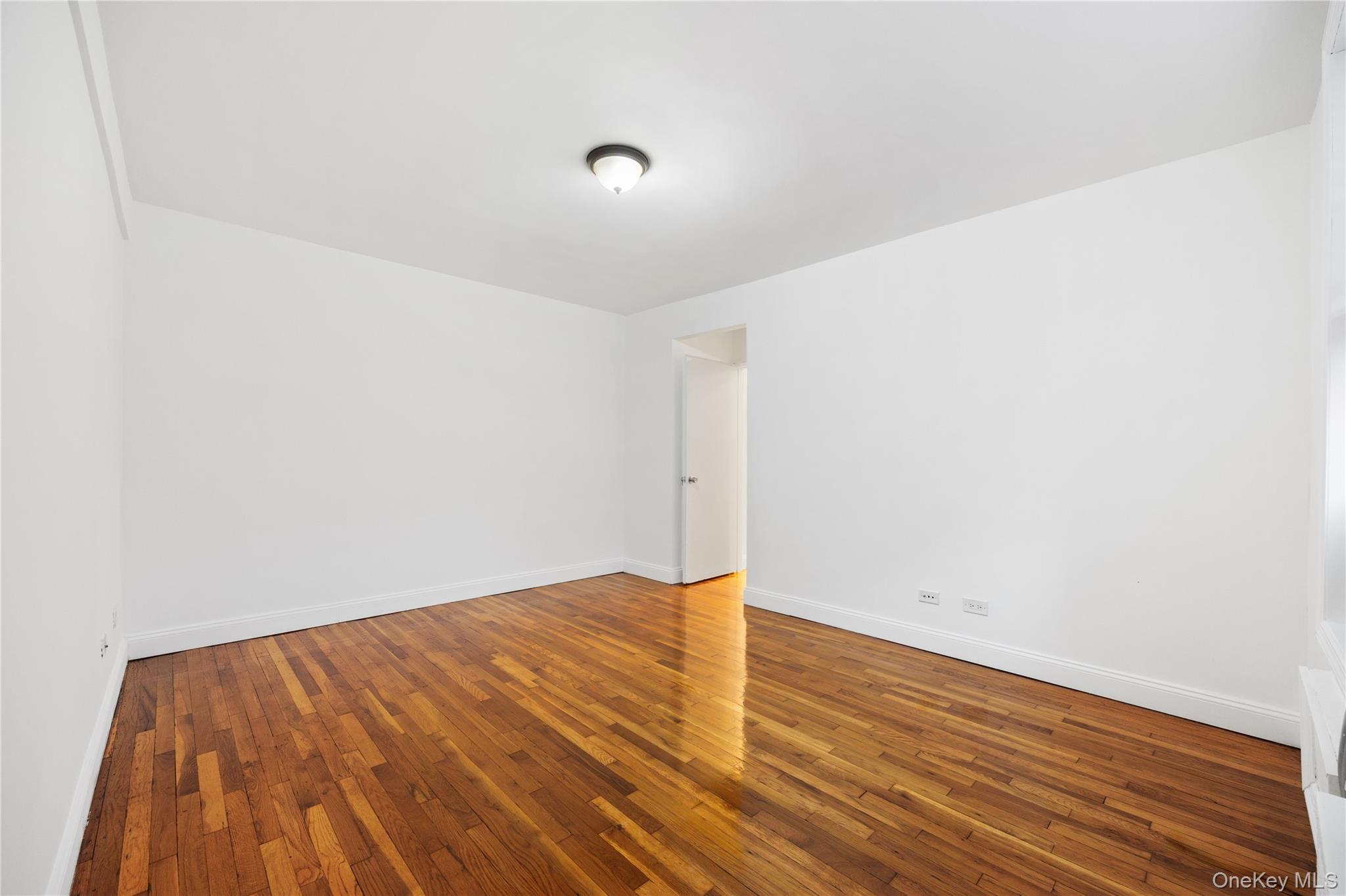 #14 photo, 140-10 84th Drive, Куинс ‖ Briarwood , NY 11435