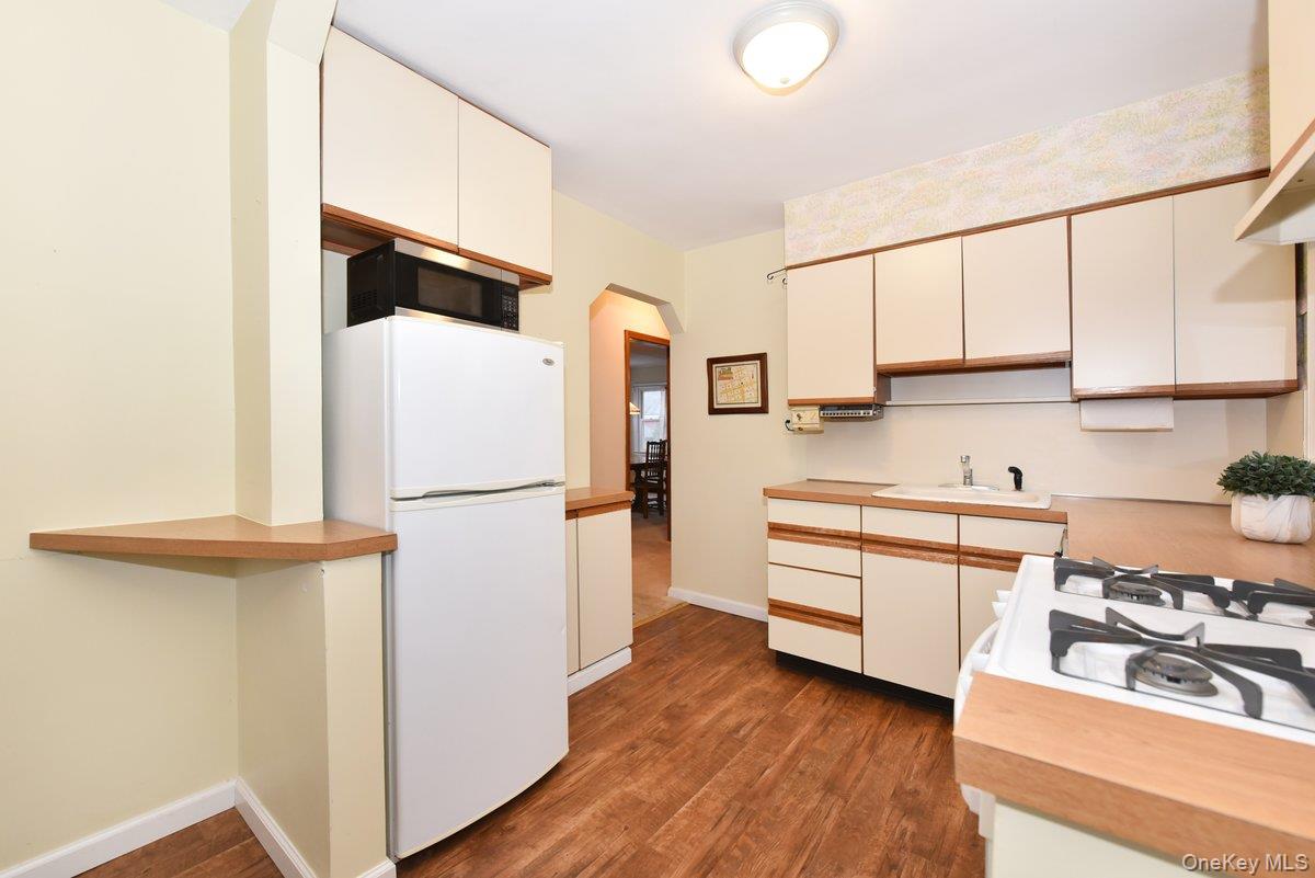 #11 photo, 135 Barwick Boulevard, Mineola , NY 11501