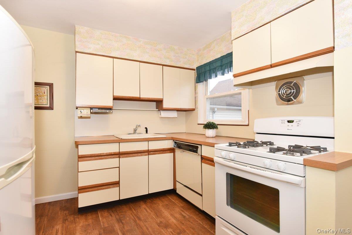 #13 photo, 135 Barwick Boulevard, Mineola , NY 11501