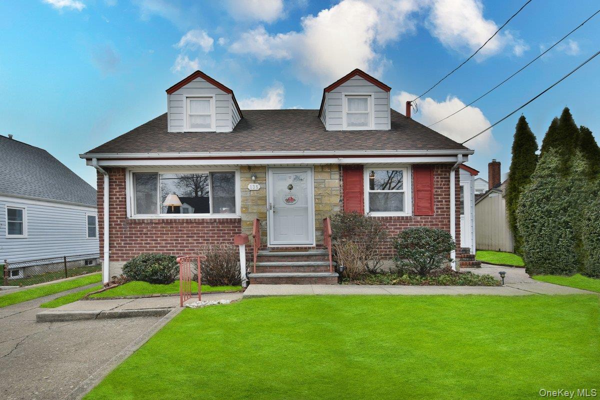 #2 photo, 135 Barwick Boulevard, Mineola , NY 11501