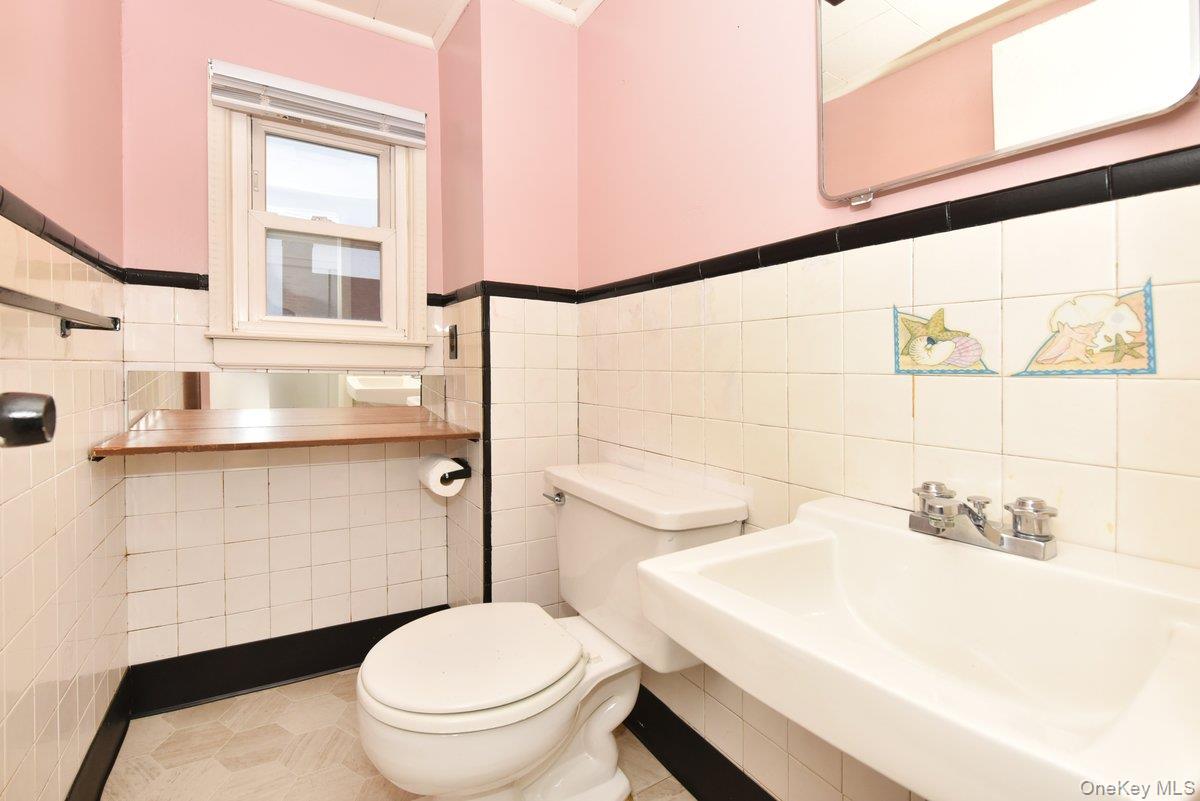 #20 photo, 135 Barwick Boulevard, Mineola , NY 11501