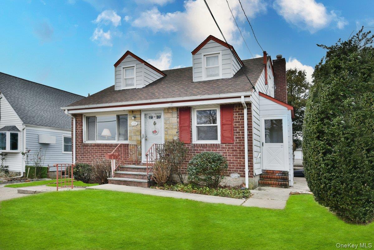 #3 photo, 135 Barwick Boulevard, Mineola , NY 11501