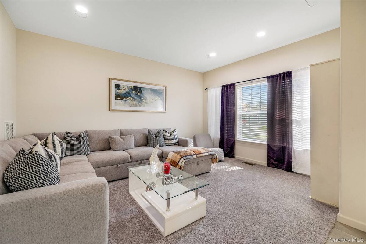 #11 photo, 7 Pondview Circle, Shirley , NY 11967