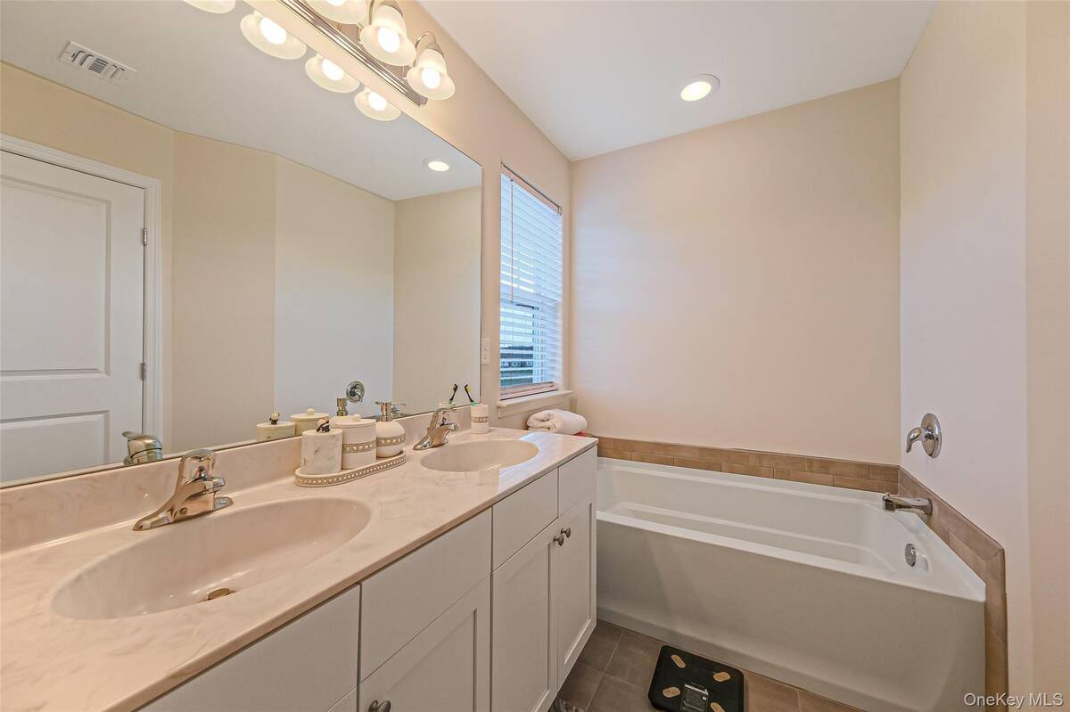 #28 photo, 7 Pondview Circle, Shirley , NY 11967