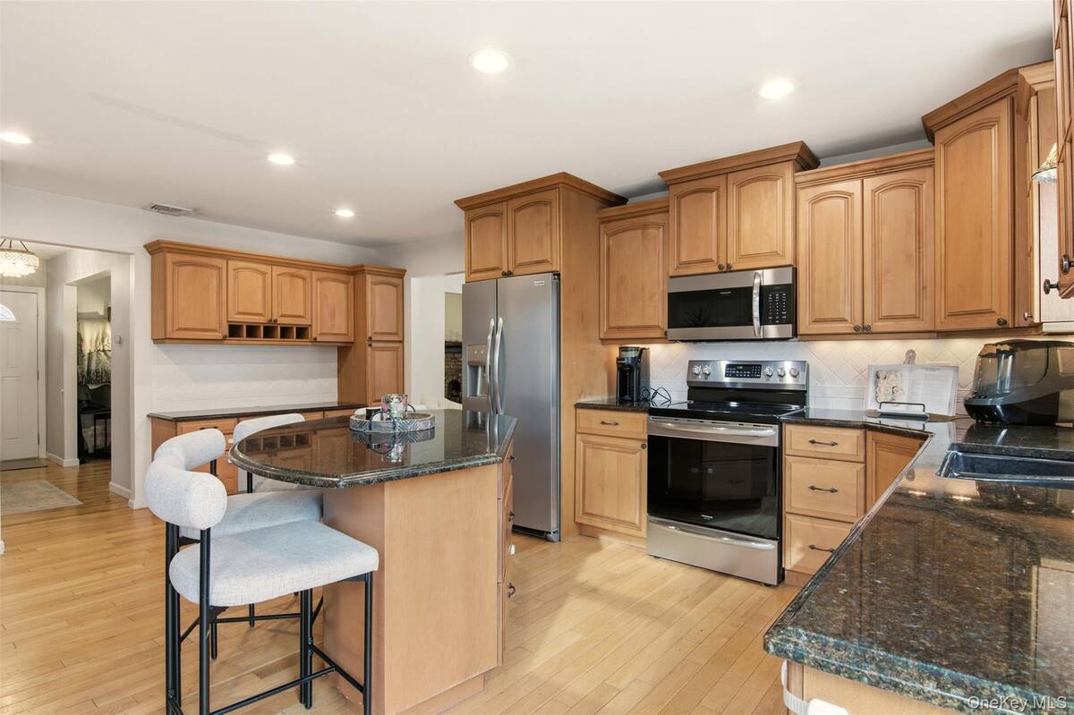 #12 photo, 23 John Street, সাফোক কাউন্টি Shoreham , NY 11786