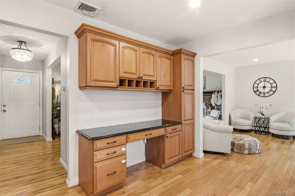 #14 photo, 23 John Street, সাফোক কাউন্টি Shoreham , NY 11786