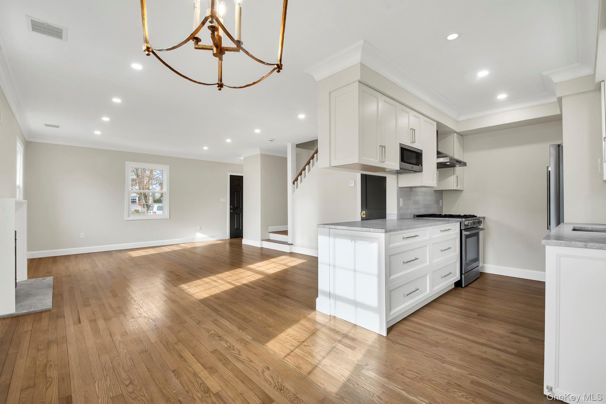 #5 photo, 2 Bayview Court, Manhasset , NY 11030