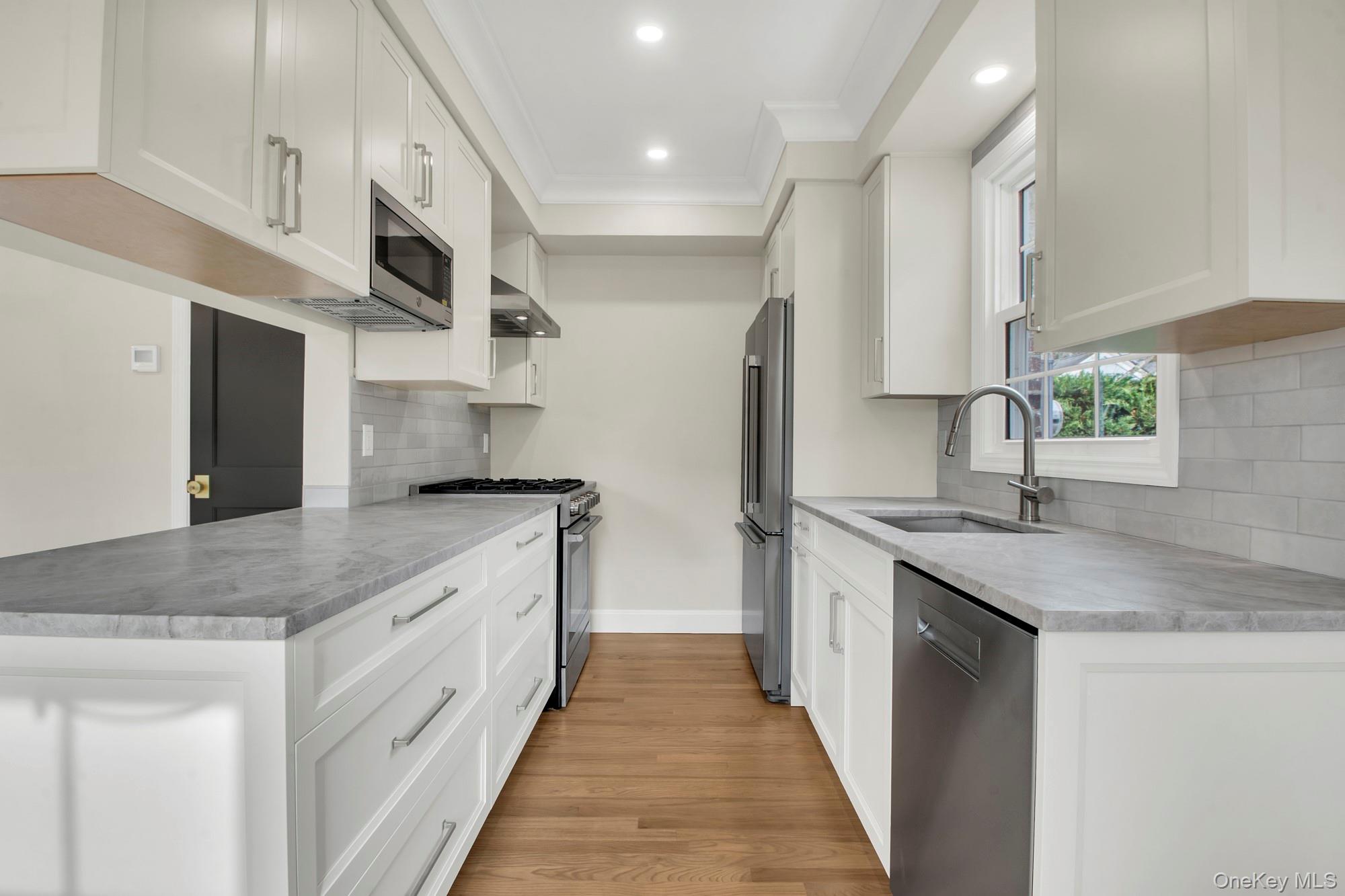 #8 photo, 2 Bayview Court, Manhasset , NY 11030