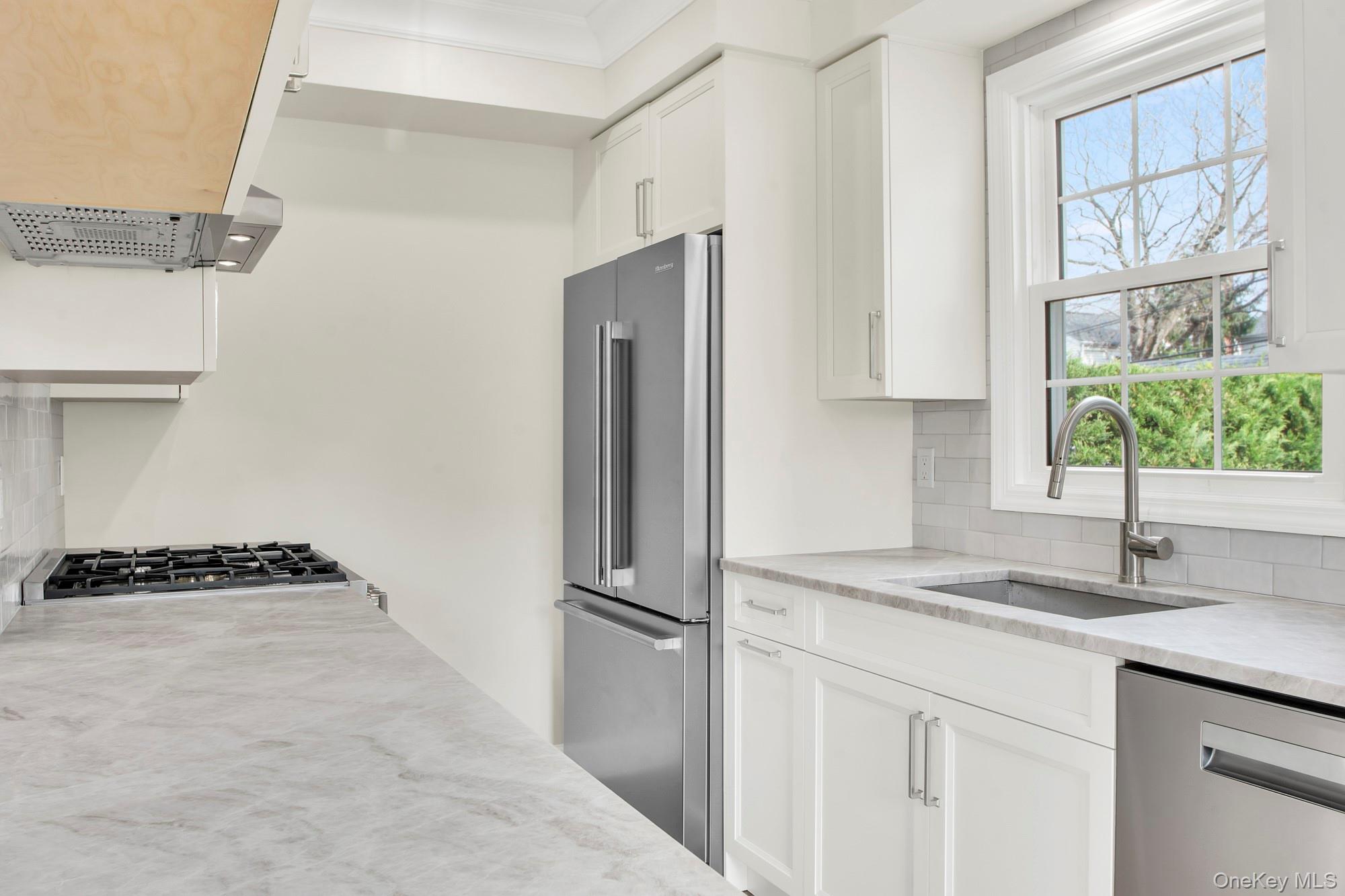 #9 photo, 2 Bayview Court, Manhasset , NY 11030