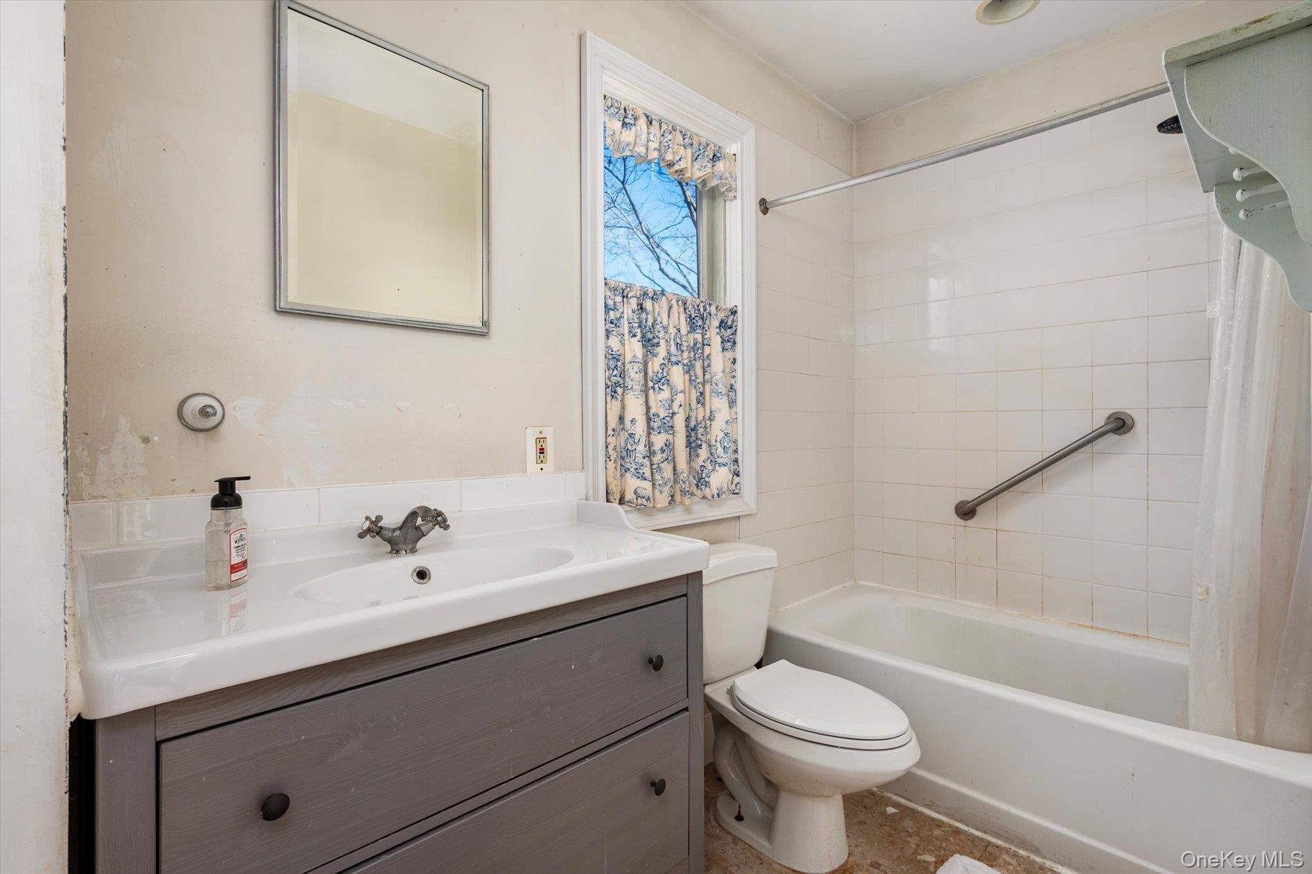 #13 photo, 183 Oldfield Avenue, Amityville , NY 11701