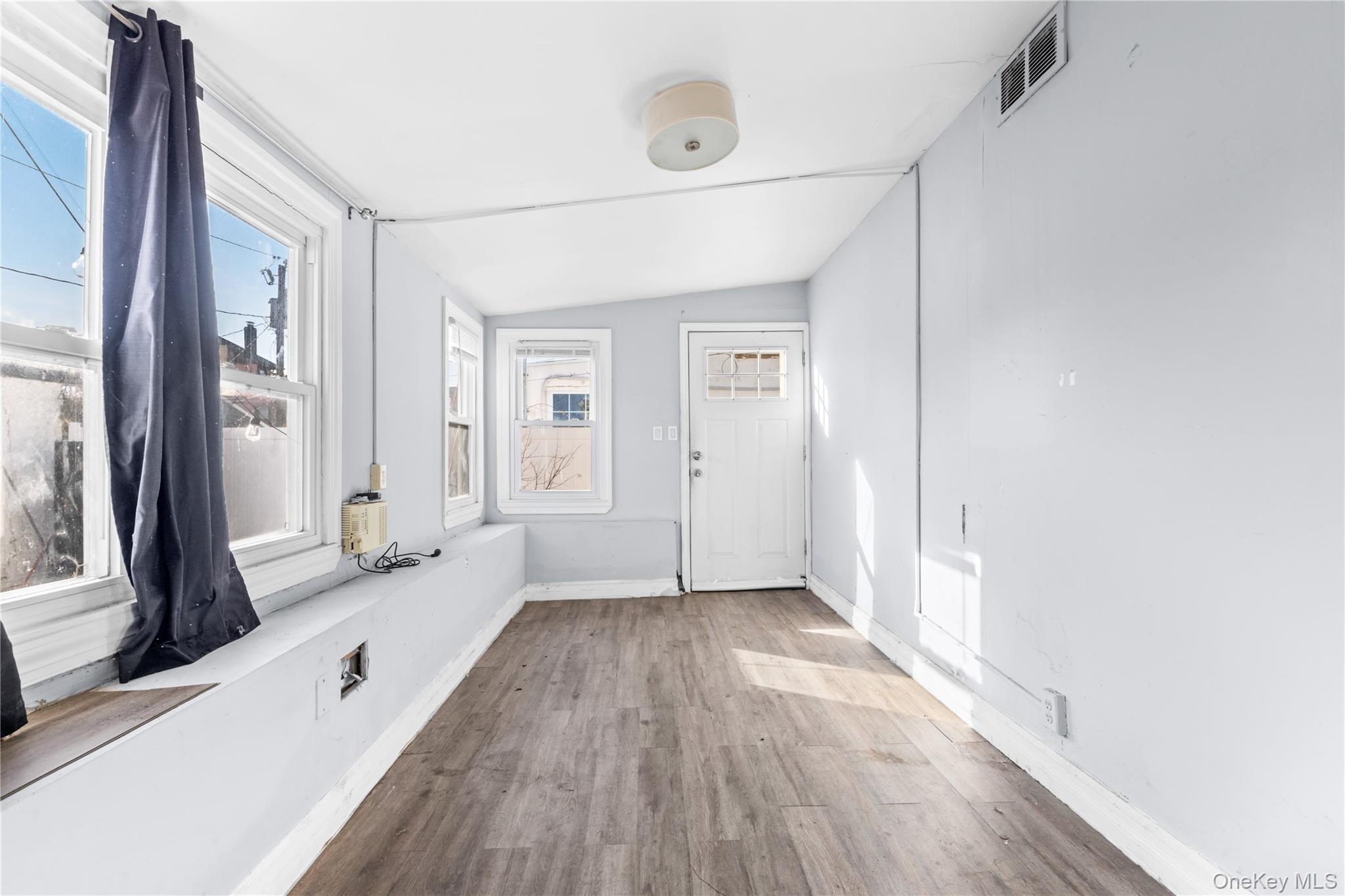 #15 photo, 236 E Market Street, מחוז נסאו Long Beach , NY 11561