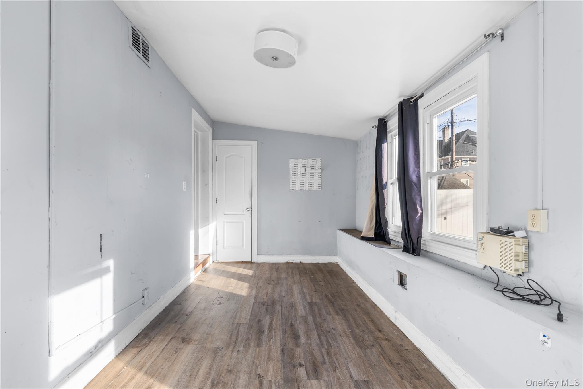 #16 photo, 236 E Market Street, מחוז נסאו Long Beach , NY 11561