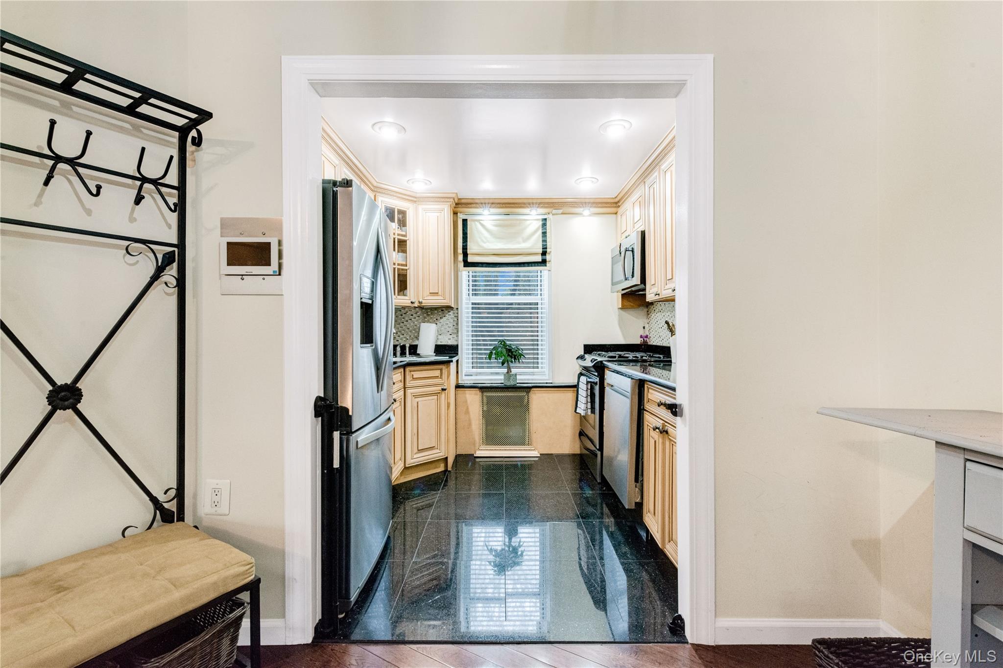 #14 photo, 74-45 Yellowstone Boulevard, קווינס Rego Park , NY 11374