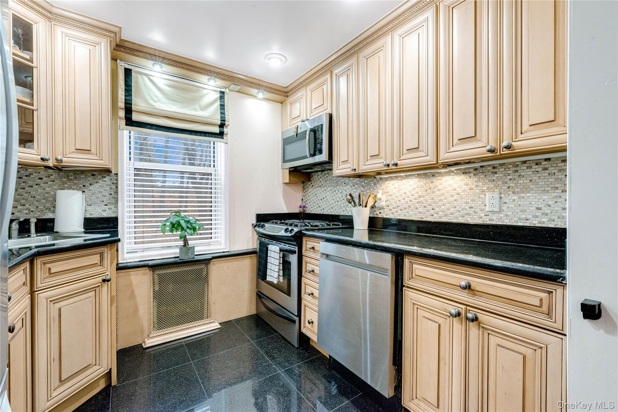 #15 photo, 74-45 Yellowstone Boulevard, קווינס Rego Park , NY 11374