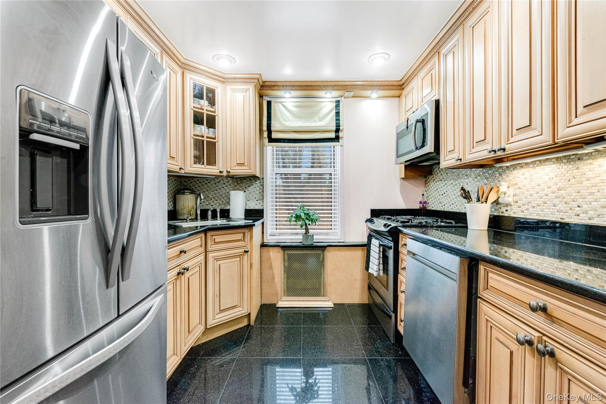 #16 photo, 74-45 Yellowstone Boulevard, קווינס Rego Park , NY 11374