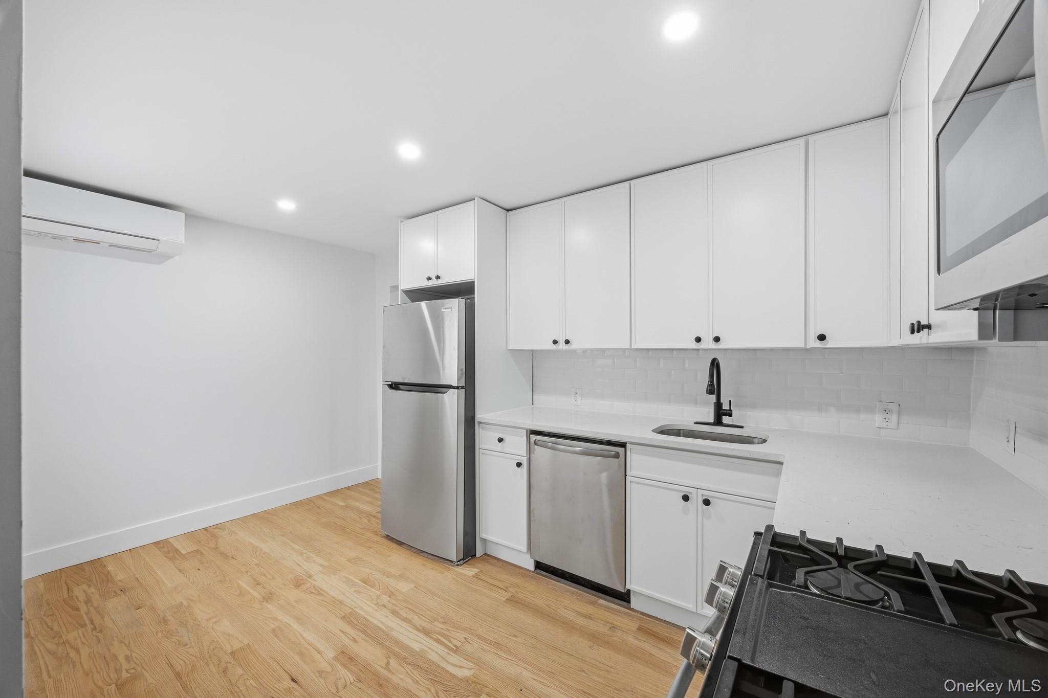 #4 photo, 4365 De Reimer Avenue, 브롱크스 Bronx , NY 10466