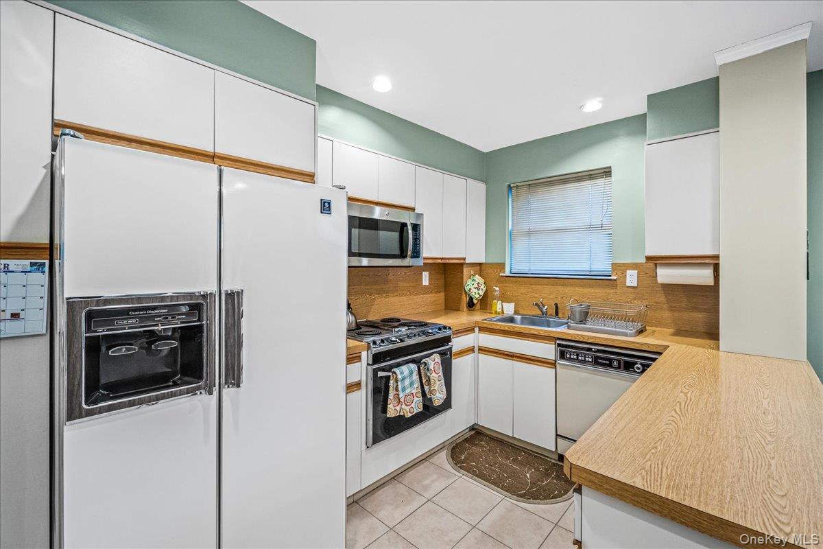 #8 photo, 1329 Broadway, Hewlett , NY 11557