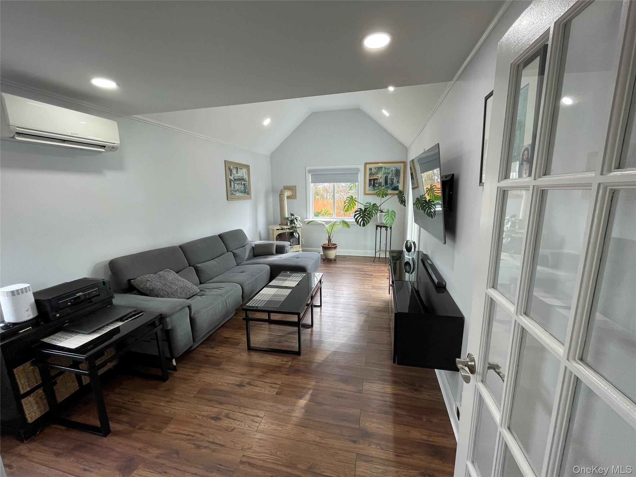 #15 photo, 310 Brookside Court, Copiague , NY 11726