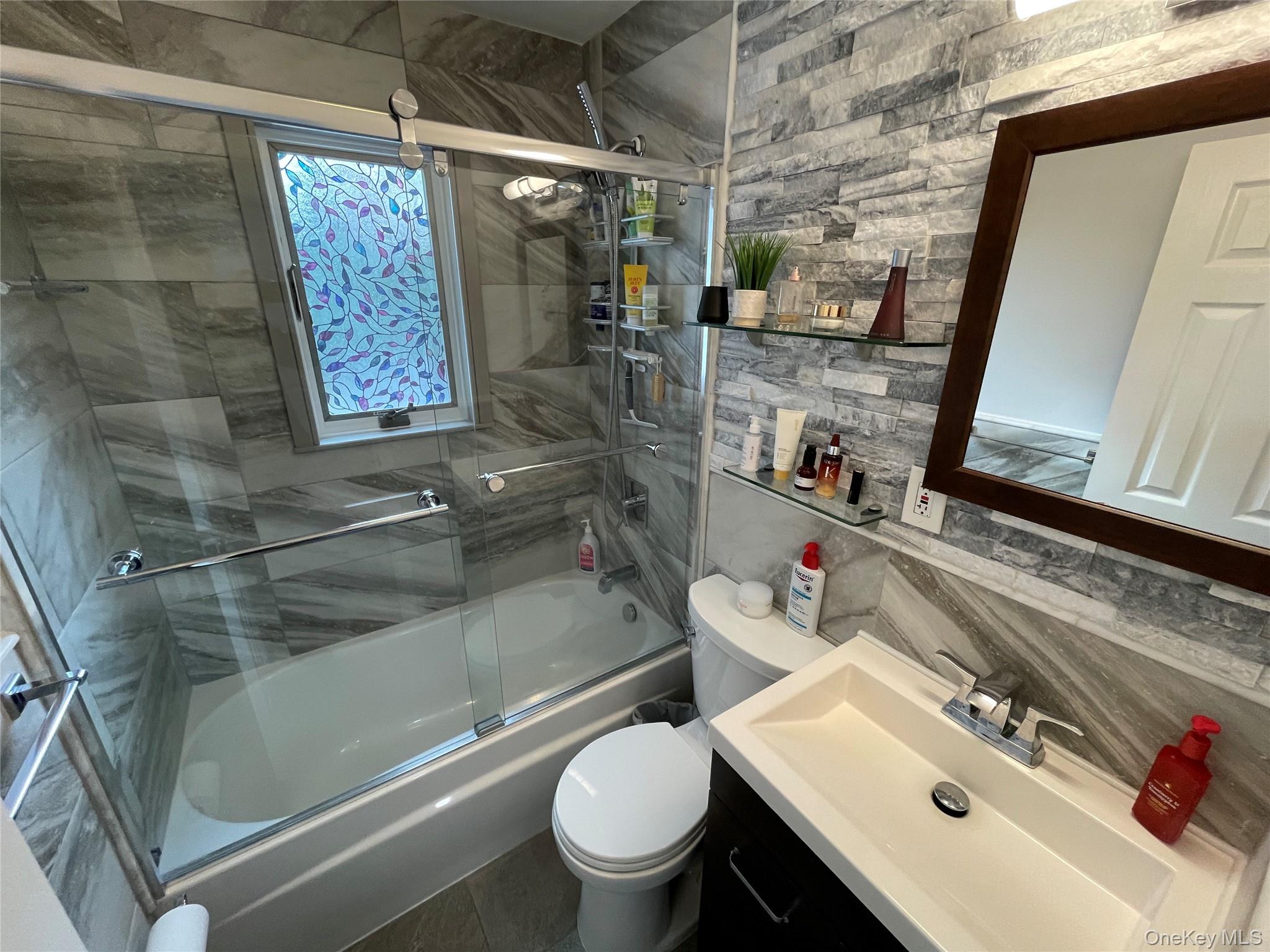 #18 photo, 310 Brookside Court, Copiague , NY 11726