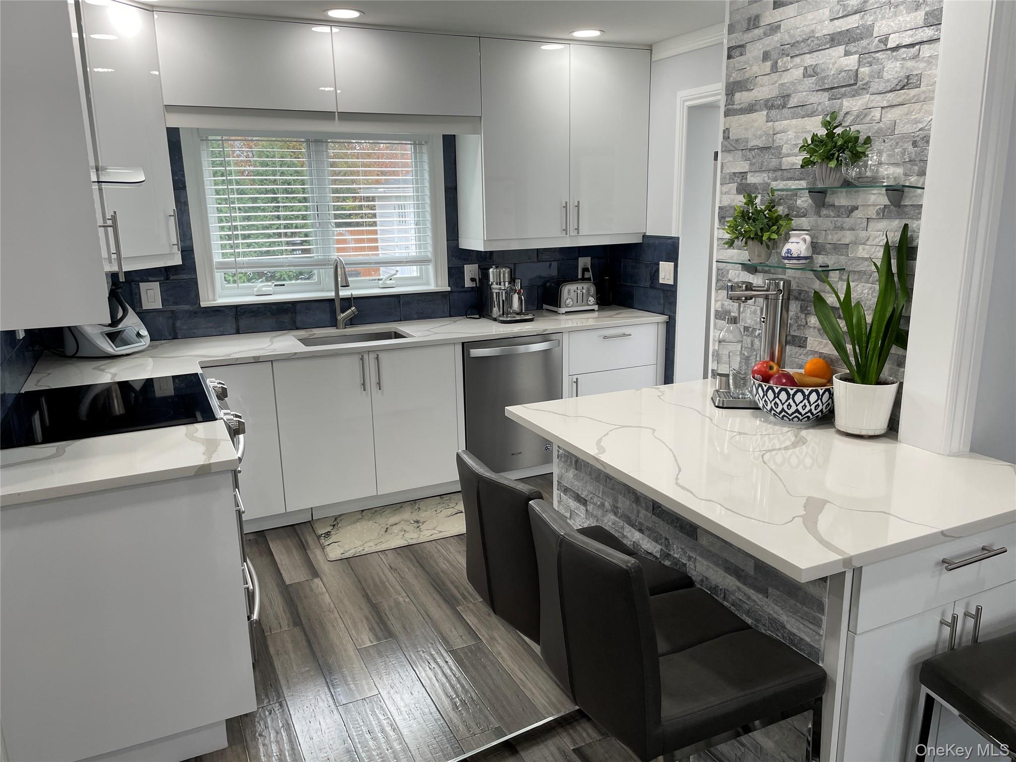 #5 photo, 310 Brookside Court, Copiague , NY 11726