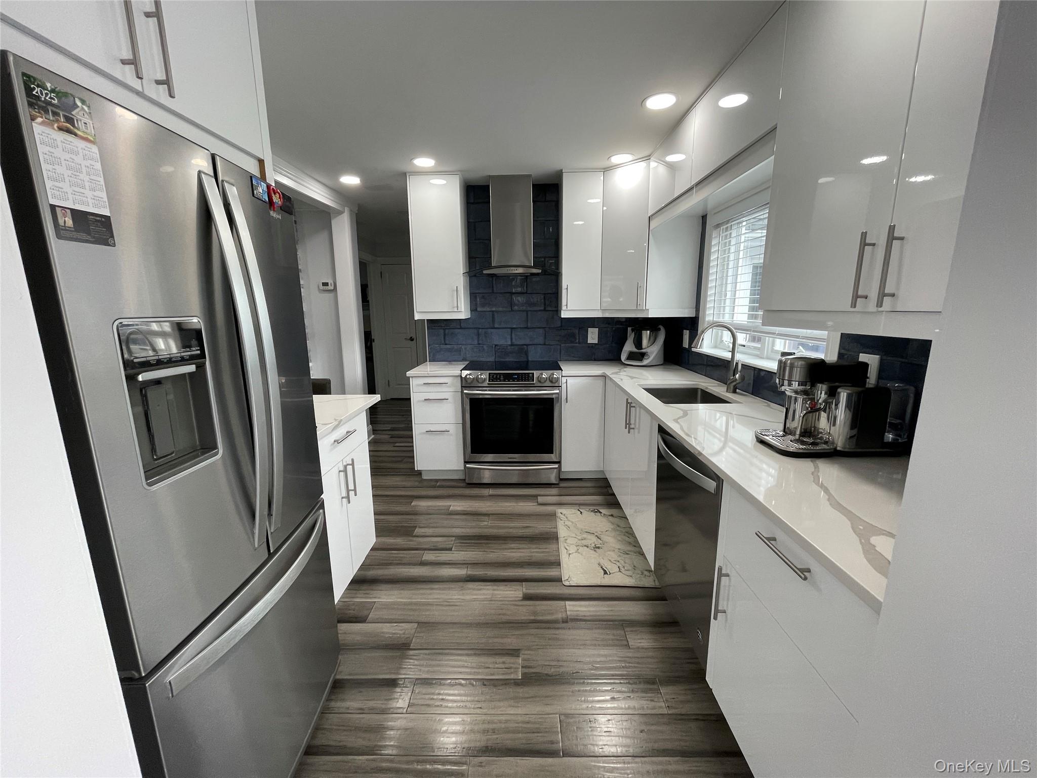 #7 photo, 310 Brookside Court, Copiague , NY 11726