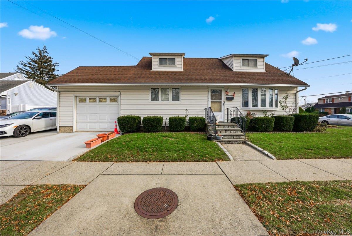 #1 photo, 11 Crescent Street, Oyster Bay , NY 11801