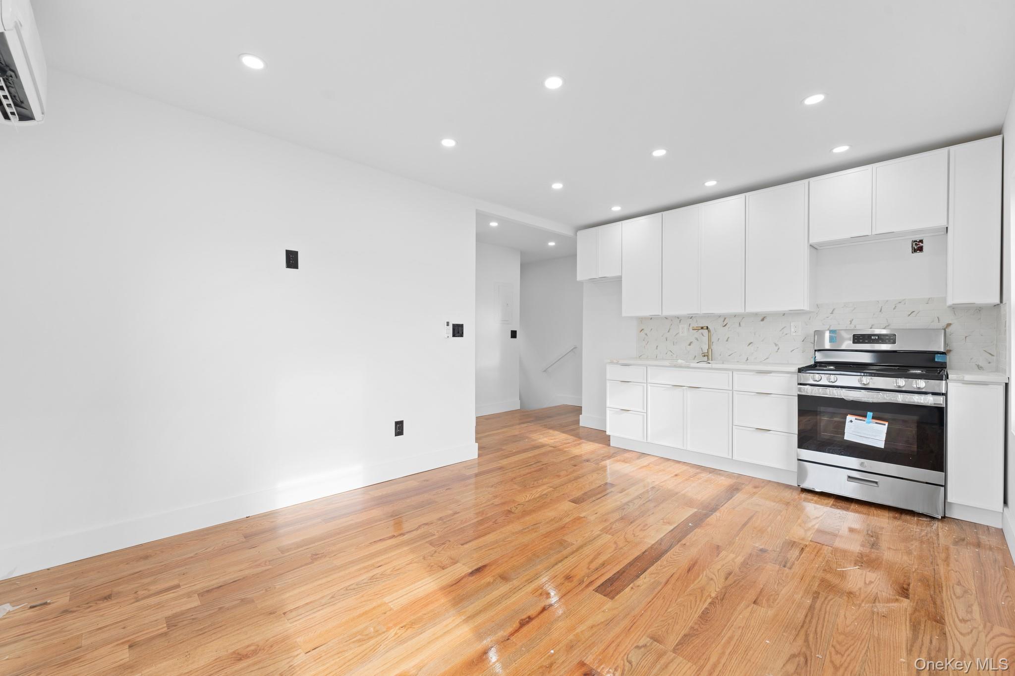 #10 photo, 115-39 202nd Street, Saint Albans , NY 11412