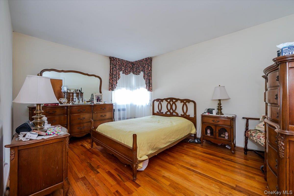 #12 photo, 212 Lakeview Avenue, Malverne , NY 11565