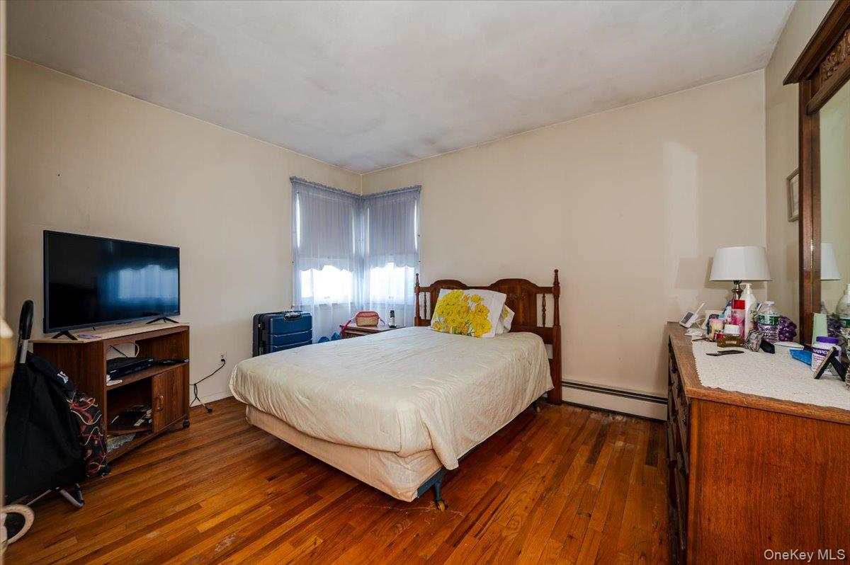 #14 photo, 212 Lakeview Avenue, Malverne , NY 11565