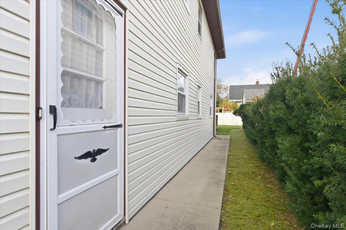 #19 photo, 212 Lakeview Avenue, Malverne , NY 11565