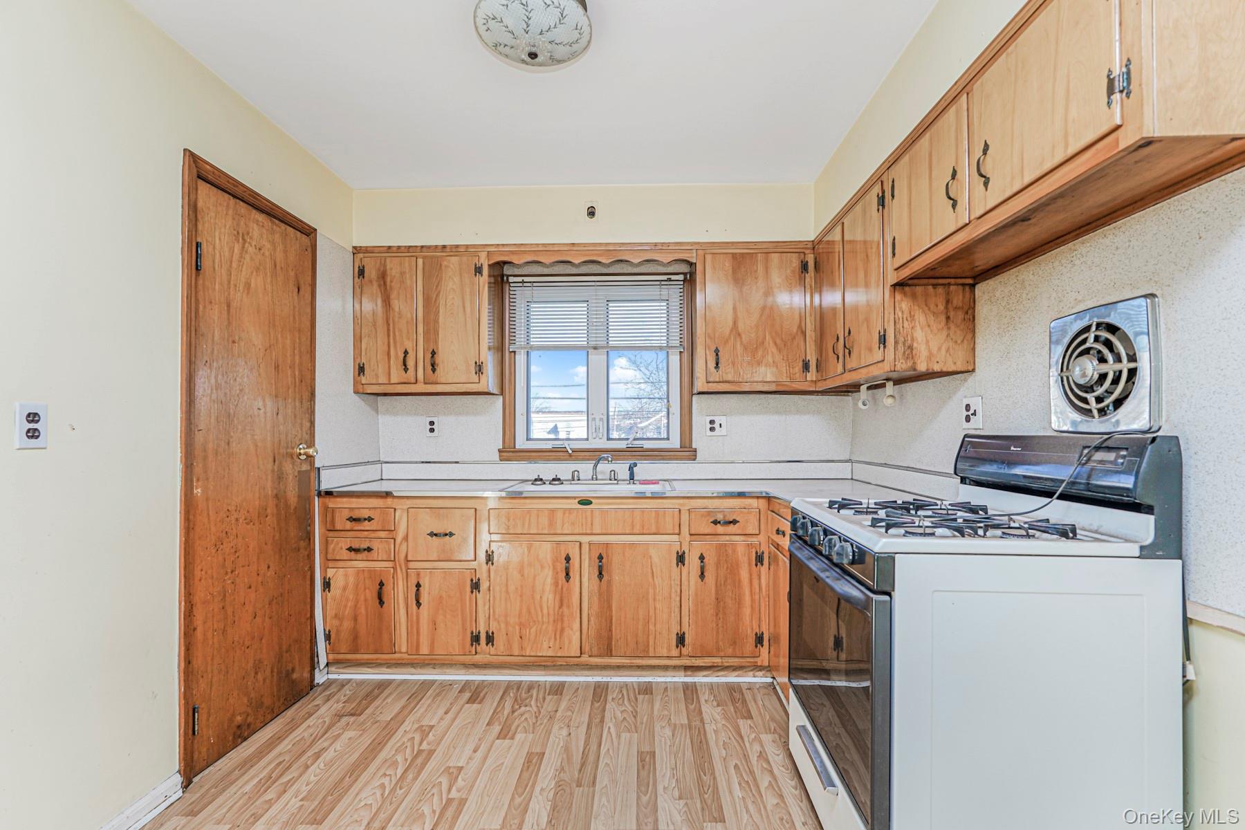 #18 photo, 188 Evergreen Avenue, Staten Island , NY 10305