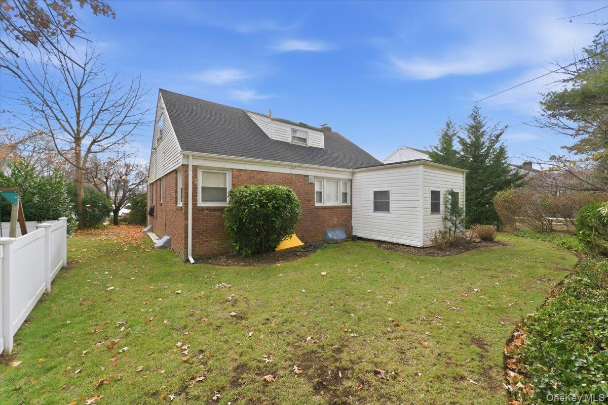 #18 photo, 433 Westminster Road, Rockville Centre , NY 11570