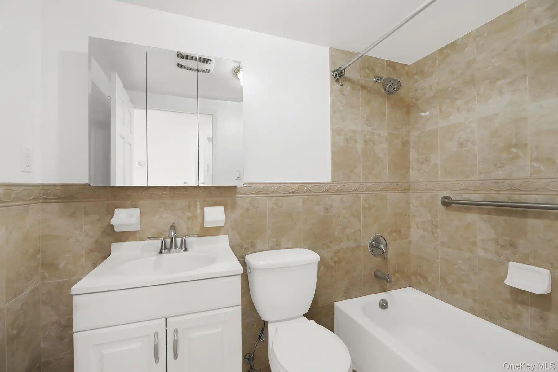 #11 photo, 1 Ash place, Great Neck Plaza , NY 11021