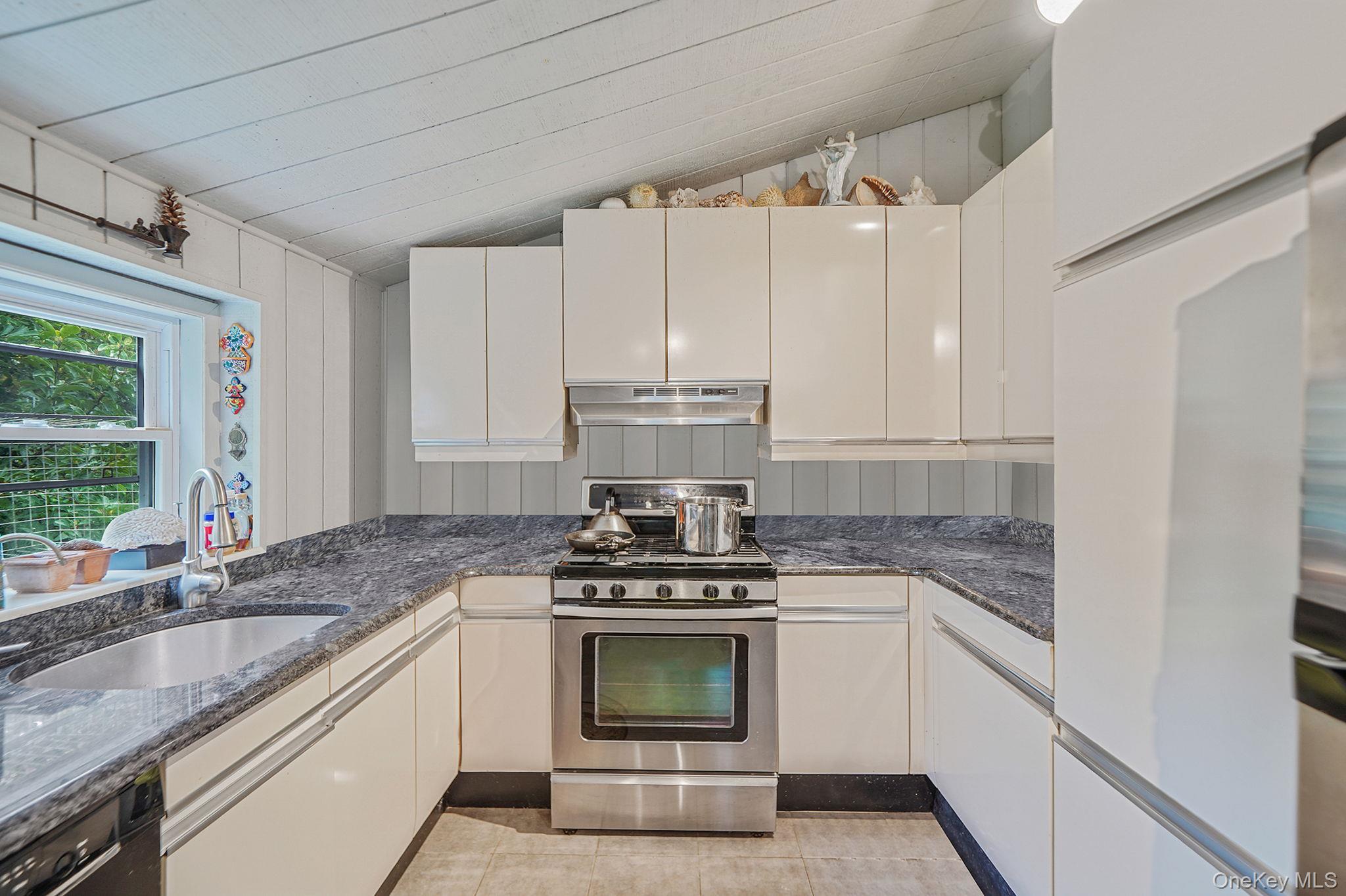 #11 photo, 427 Park Avenue, Huntington , NY 11743