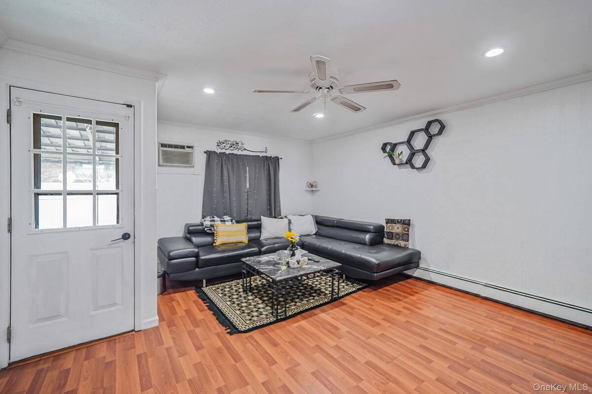 #10 photo, 32 Needle Lane, Levittown , NY 11756