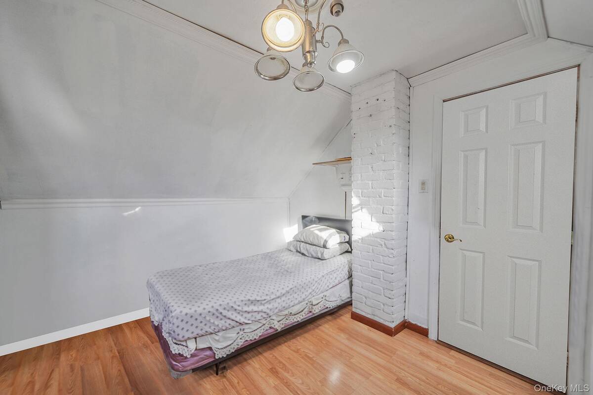 #19 photo, 32 Needle Lane, Levittown , NY 11756