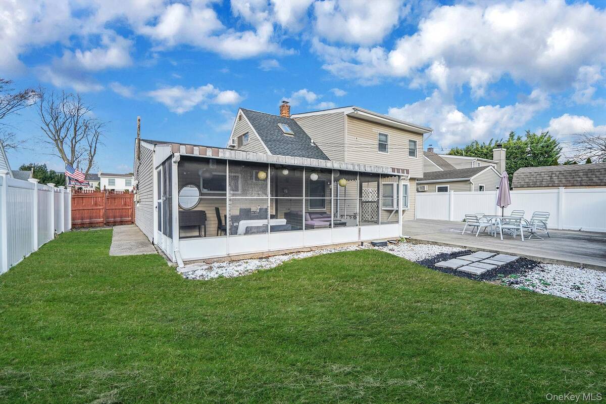 #24 photo, 32 Needle Lane, Levittown , NY 11756