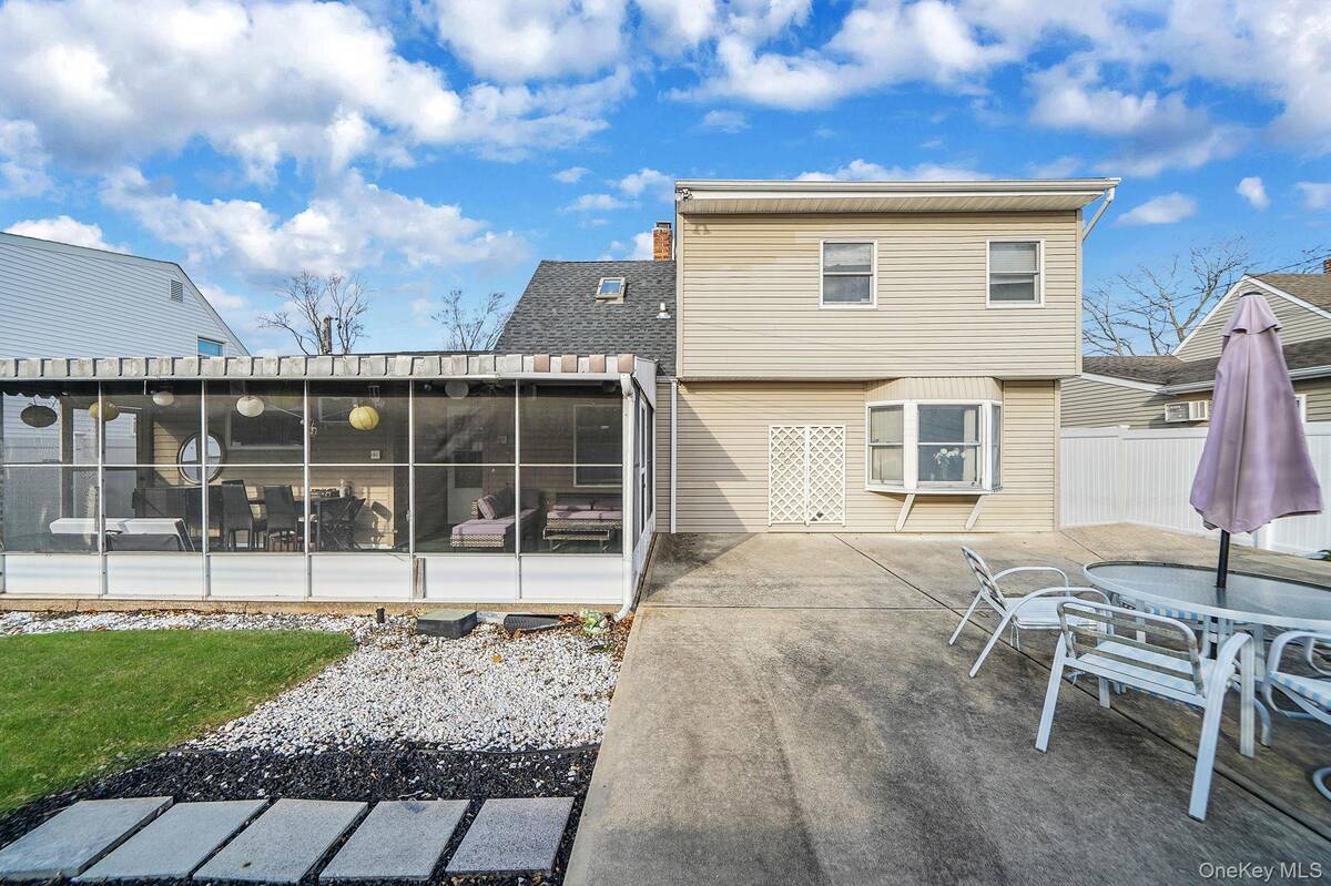 #25 photo, 32 Needle Lane, Levittown , NY 11756