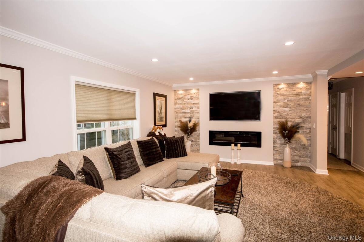 #3 photo, 1661 # 519 Old Country rd, Riverhead , NY 11901