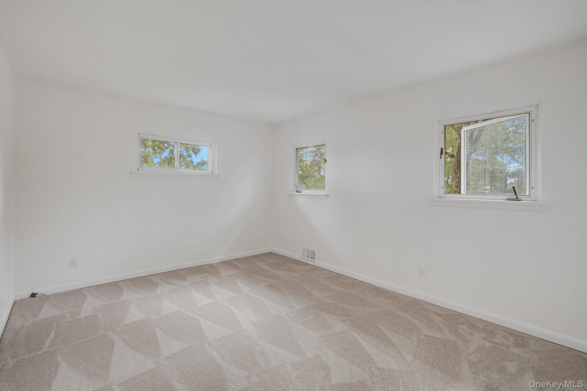 #14 photo, 10 Elayne Court, Smithtown , NY 11787